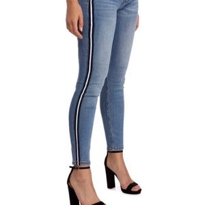 Never worn. Stretchy. Mid rise.